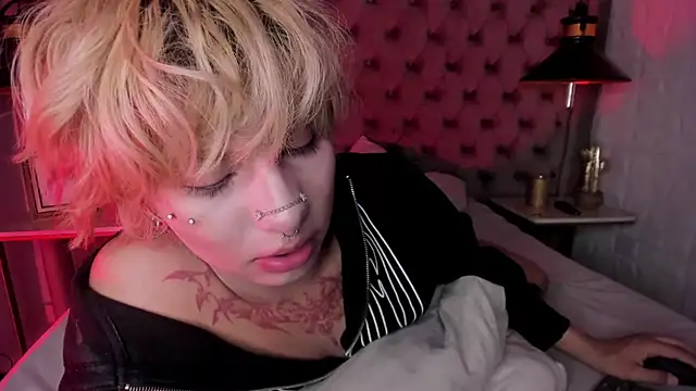 Snapshot of OliIverr22 chatting on 11/30/25, 12:17 OliIverr22 online show from 11/30/25, 12:17