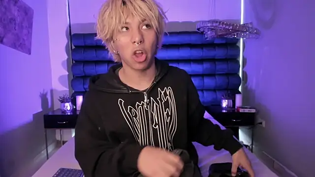 Snapshot of OliIverr22 chatting on 12/18/25, 11:47 OliIverr22 online show from 12/18/25, 11:47