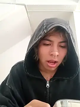 Snapshot of OliIverr22 chatting on 09/15/25, 04:07 OliIverr22 online show from 09/15/25, 04:07