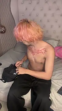 Snapshot of OliIverr22 chatting on 10/24/25, 12:04 OliIverr22 online show from 10/24/25, 12:04