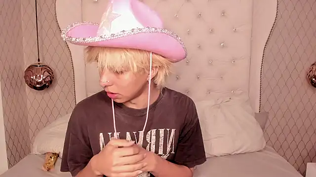 Snapshot of OliIverr22 chatting on 10/18/25, 12:07 OliIverr22 online show from 10/18/25, 12:07