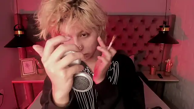 Snapshot of OliIverr22 chatting on 12/02/25, 03:03 OliIverr22 online show from 12/02/25, 03:03