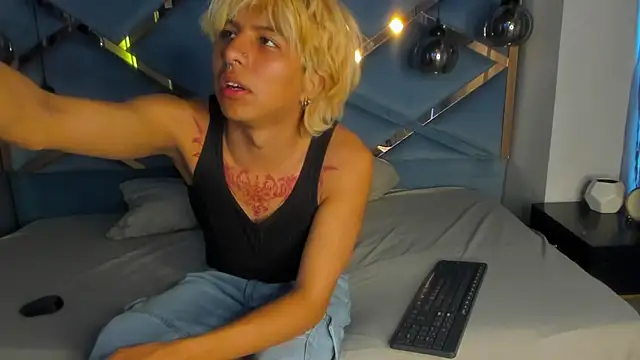 Snapshot of OliIverr22 chatting on 11/12/25, 08:45 OliIverr22 online show from 11/12/25, 08:45