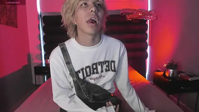 Snapshot of OliIverr22 chatting on 12/04/25, 12:15 OliIverr22 online show from 12/04/25, 12:15