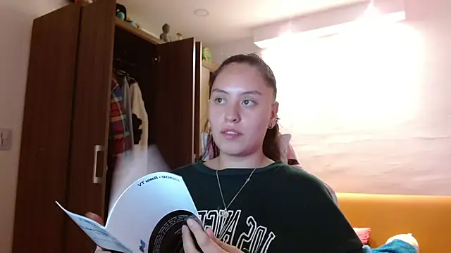 madissooon   online show from 11/12/25, 04:05