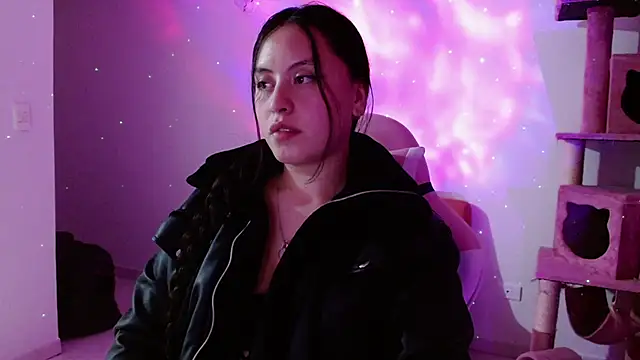 madissooon   online show from 12/15/25, 04:40