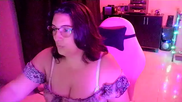 Snapshot of lina_maria99 chatting on 04/28/26, 02:27 lina maria99 online show from 04/28/26, 02:27