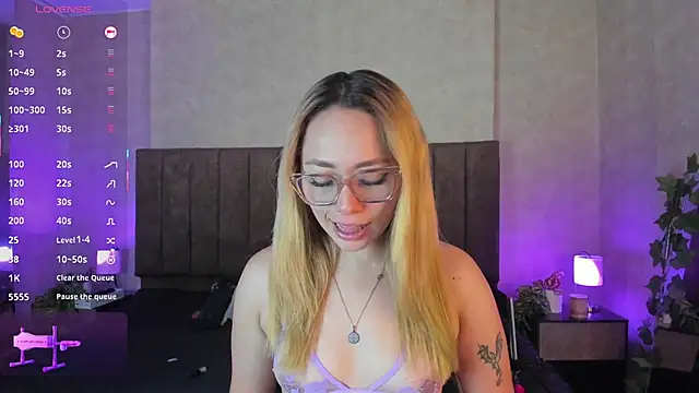 LanaMills  online show from 12/02/25, 05:20