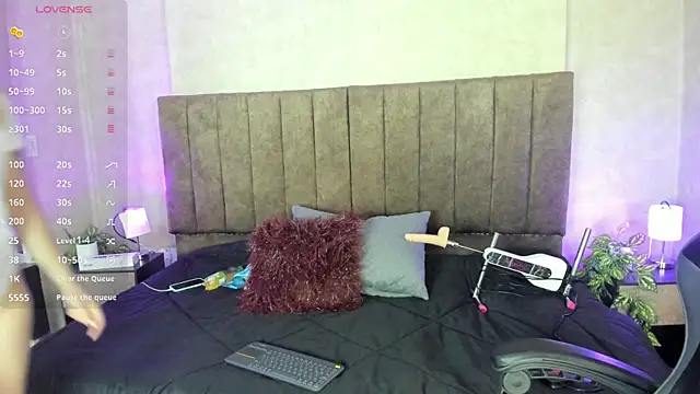 LanaMills  online show from 10/30/25, 05:39