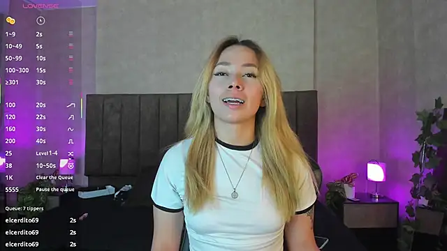 LanaMills  online show from 12/01/25, 04:02