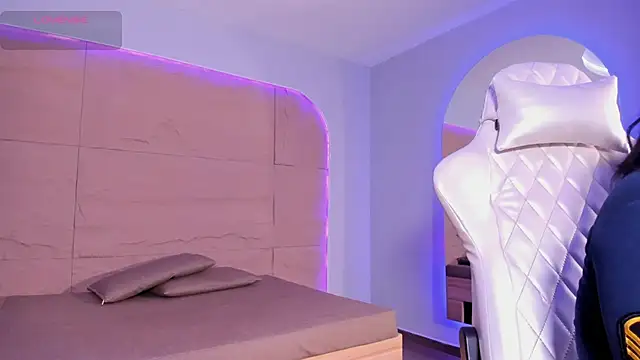 Snapshot of HannahMontgomery chatting on 11/25/25, 04:40 HannahMontgomery online show from 11/25/25, 04:40