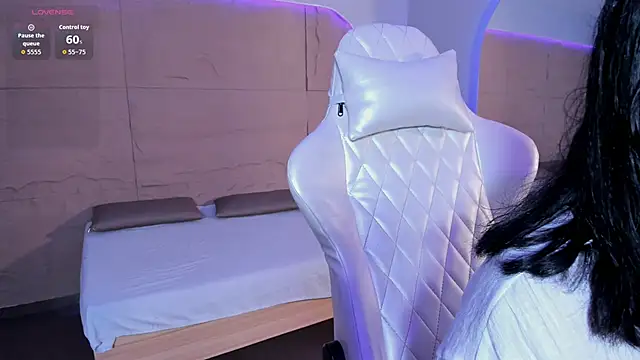 Snapshot of HannahMontgomery chatting on 12/03/25, 04:17 HannahMontgomery online show from 12/03/25, 04:17