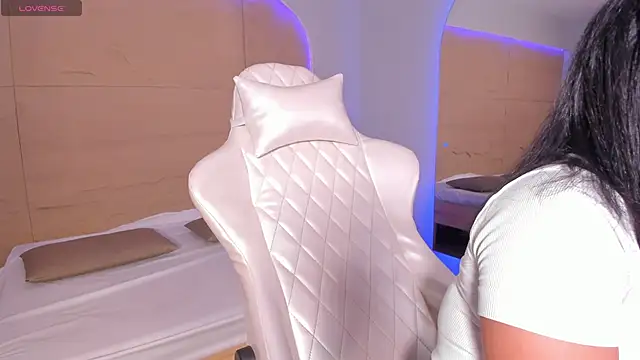 Snapshot of HannahMontgomery chatting on 11/12/25, 04:11 HannahMontgomery online show from 11/12/25, 04:11