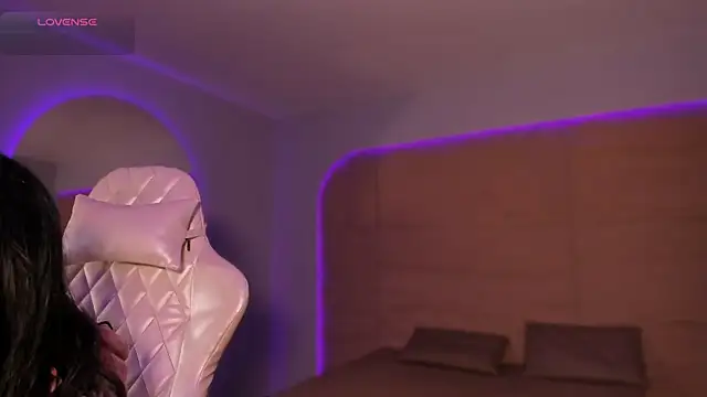 Snapshot of HannahMontgomery chatting on 12/04/25, 04:17 HannahMontgomery online show from 12/04/25, 04:17