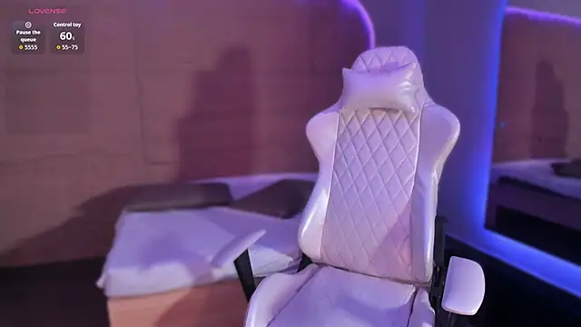 Snapshot of HannahMontgomery chatting on 11/21/25, 04:06 HannahMontgomery online show from 11/21/25, 04:06