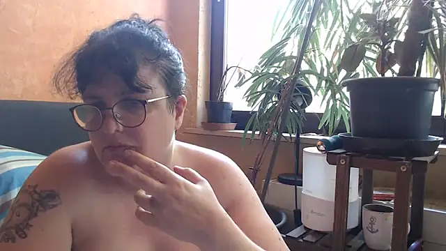 Snapshot of ladyfrombonn chatting on 06/19/26, 01:39 ladyfrombonn online show from 06/19/26, 01:39