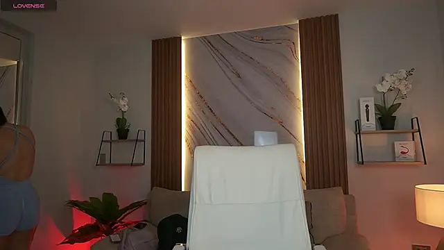 MilaCrave online show from 12/19/25, 11:34