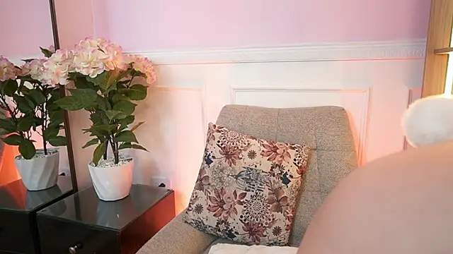 MilaCrave online show from 04/03/26, 11:38