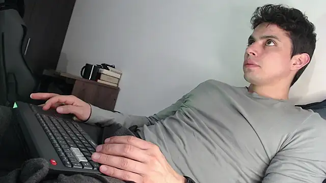 yourfavoriteboy   online show from 01/05/26, 09:07