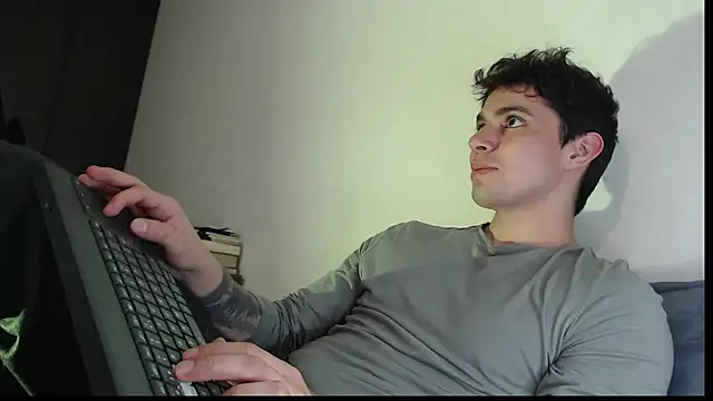 yourfavoriteboy   online show from 01/08/26, 04:07