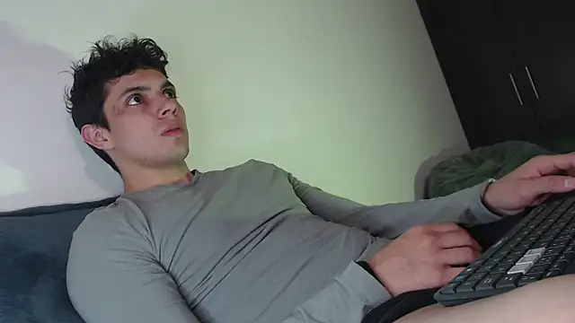 yourfavoriteboy   online show from 09/23/25, 10:39