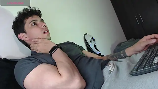 yourfavoriteboy   online show from 10/16/25, 09:34