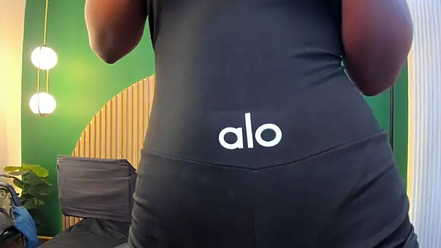 Snapshot of halleylorens chatting on 11/29/25, 08:03 halleylorens online show from 11/29/25, 08:03