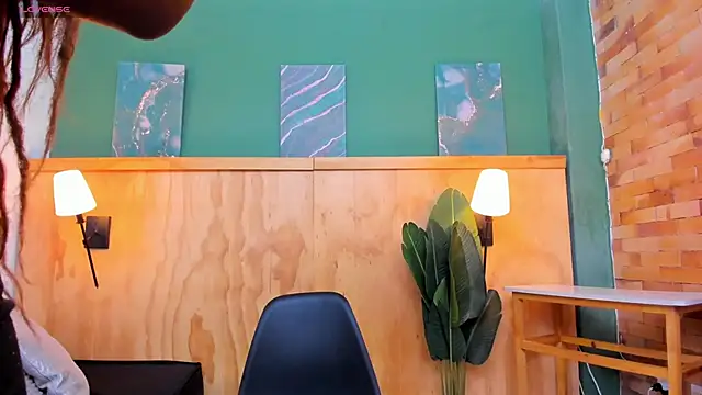 halleylorens online show from 04/17/26, 07:28