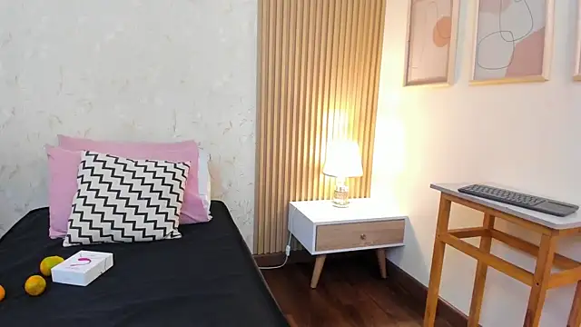 Snapshot of halleylorens chatting on 11/04/25, 07:06 halleylorens online show from 11/04/25, 07:06