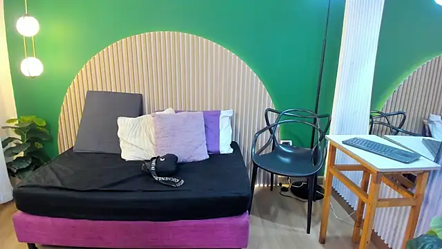 Snapshot of halleylorens chatting on 12/04/25, 07:02 halleylorens online show from 12/04/25, 07:02