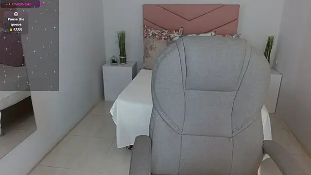 SarayVega  online show from 10/15/25, 07:00