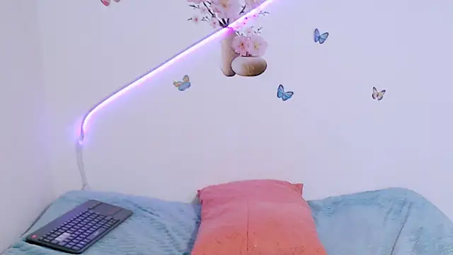 angelyxs online show from 10/21/25, 08:19