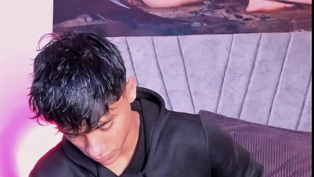 ZYZZ1312 online show from 10/31/25, 06:04