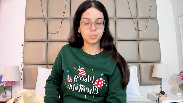 Snapshot of MiaMillers1 chatting on 12/16/25, 11:14 MiaMillers1 online show from 12/16/25, 11:14