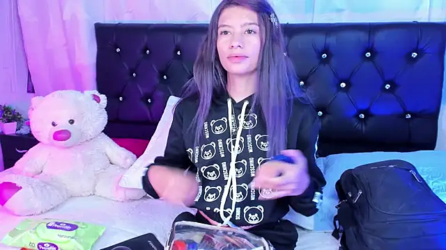 Snapshot of Sofiia_cute_ chatting on 09/19/25, 03:43 Sofiia cute online show from 09/19/25, 03:43