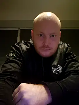 svenni2525 online show from 10/26/25, 12:33