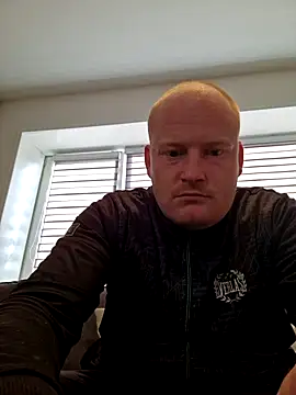 svenni2525 online show from 09/28/25, 03:30