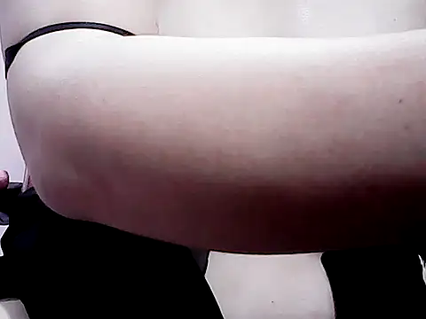 Snapshot of MistressGwennxx chatting on 06/11/26, 02:53 MistressGwennxx online show from 06/11/26, 02:53