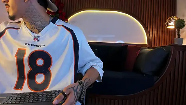 Snapshot of Donovan_Desmond chatting on 01/17/26, 04:05 Donovan Desmond online show from 01/17/26, 04:05