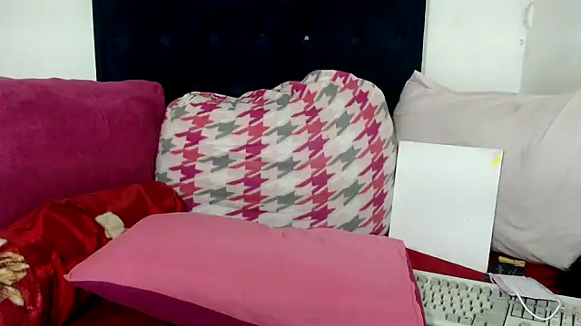 BUNNYCHOWX28 online show from 03/06/26, 07:53