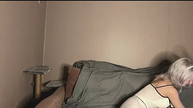 snowy lisa online show from 10/22/25, 12:48