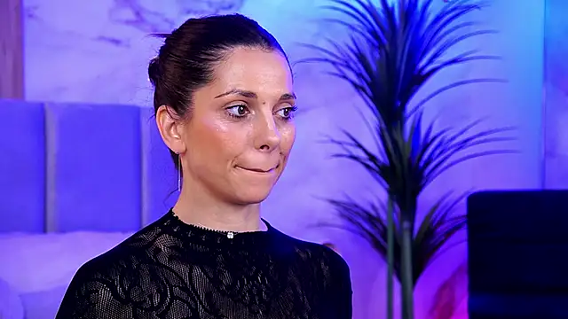 EllyLynn online show from 10/19/25, 08:00