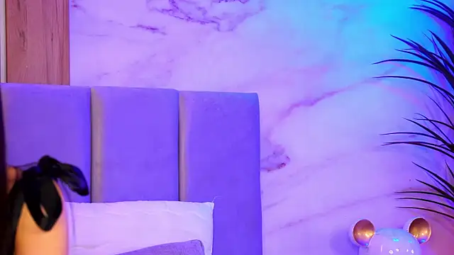 EllyLynn online show from 12/21/25, 09:04