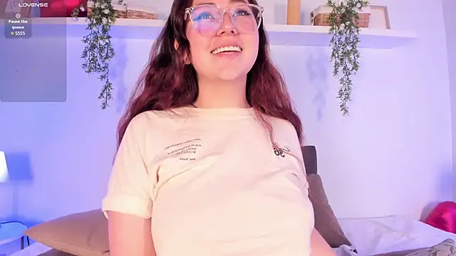 Nicolle Evanss  online show from 04/07/26, 03:30