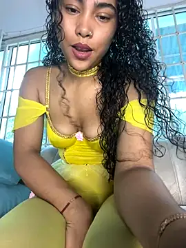 Snapshot of SophieD chatting on 10/23/25, 01:43 SophieD online show from 10/23/25, 01:43