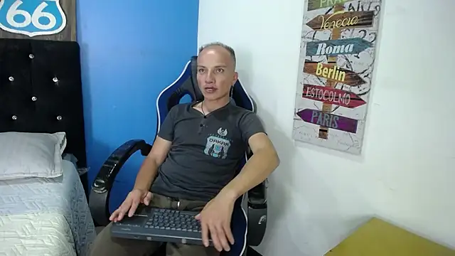 Snapshot of DaddyPoweer chatting on 10/22/25, 10:52 DaddyPoweer online show from 10/22/25, 10:52