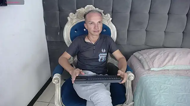 Snapshot of DaddyPoweer chatting on 10/10/25, 01:17 DaddyPoweer online show from 10/10/25, 01:17