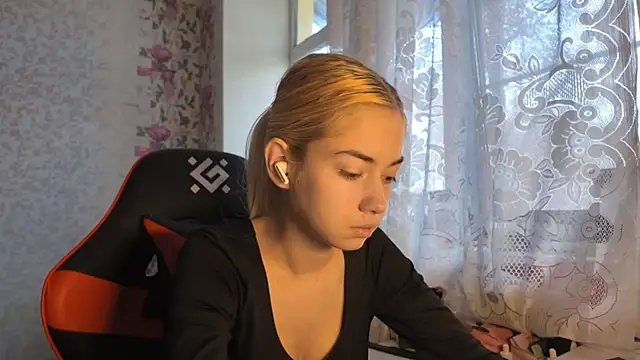 Witching Moon online show from 11/05/25, 07:33