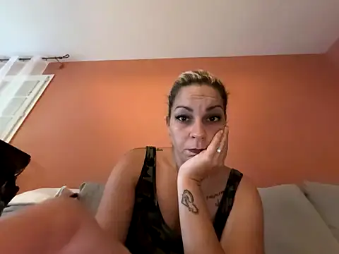 Snapshot of minettedusud chatting on 09/18/25, 07:22 minettedusud online show from 09/18/25, 07:22