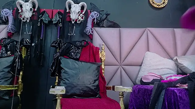 Snapshot of EvaSabath chatting on 10/18/25, 09:06 EvaSabath online show from 10/18/25, 09:06